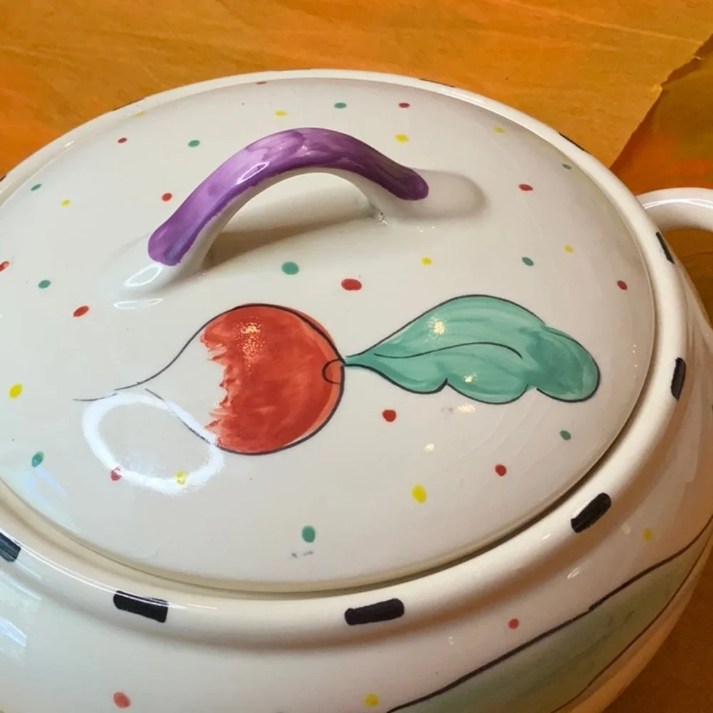 Soup tureen